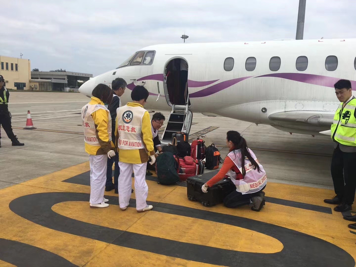 泰州香港出入境救护车出租